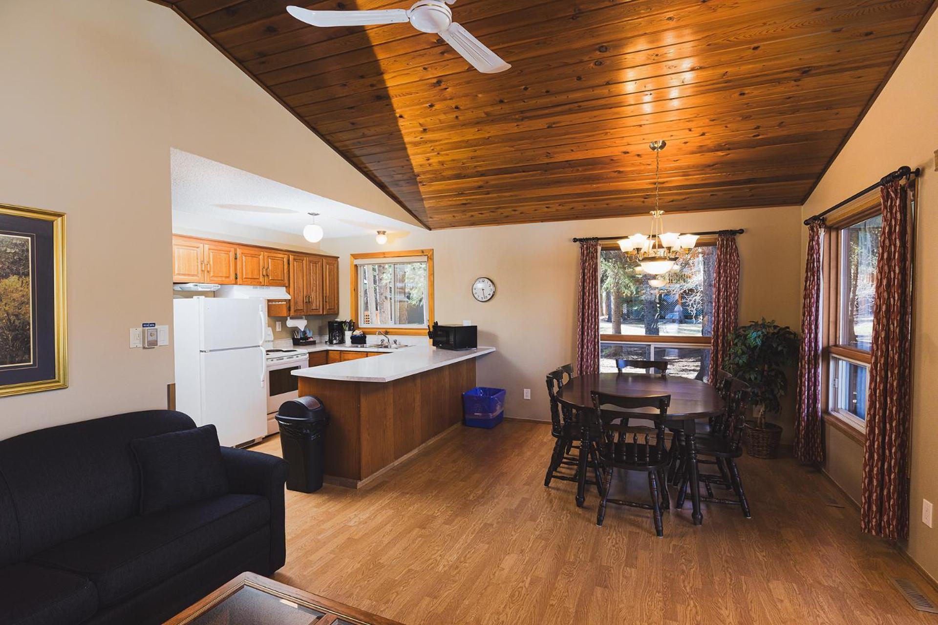 Overlander Mountain Lodge *